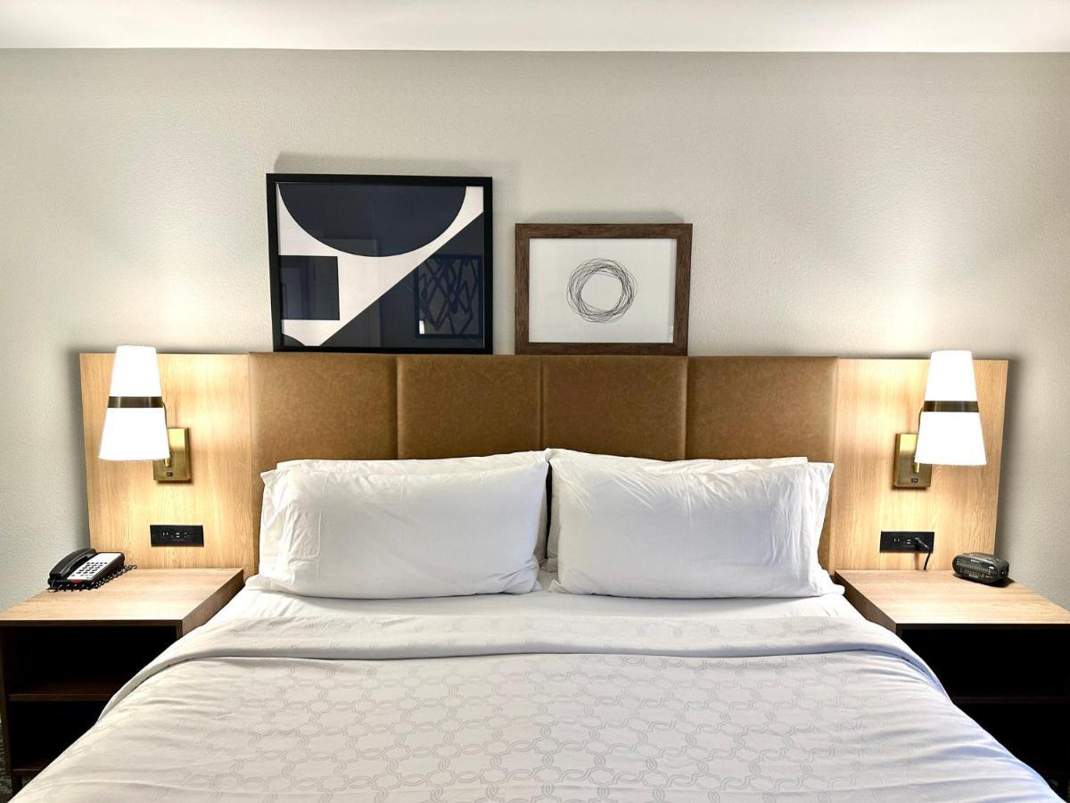 Staybridge Suites Milwaukee West-Oconomowoc By Ihg Extérieur photo